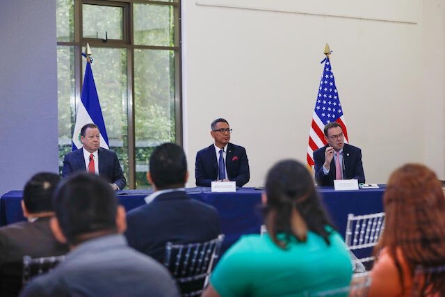 Reestructuración de la deuda Estados Unidos El Salvador río Lempa embajador Duncan, ministro Posada y presidente del CAF