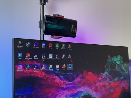 Un smartphone ASUS convertido en una webcam | Imagen: Xataka