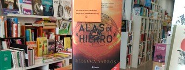 'Alas de hierro' es el fenómeno editorial del momento: caos en las librerías, fans desatados y especulación en Wallapop