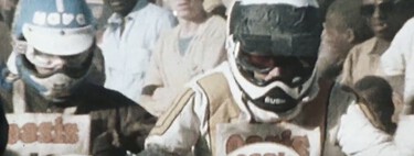 Si pilotar una moto en el Dakar es peligrosísimo, competir con una Vespa es casi suicida. Y eso mismo sucedió en 1980