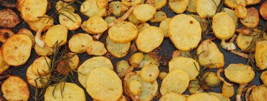 Todo el mundo gastando mucho dinero en freidoras de aire cuando resulta que las mejores chips se pueden hacer en el microondas