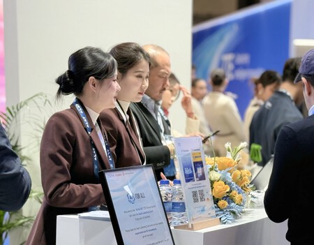 azafatas de zte en el mwc 2025