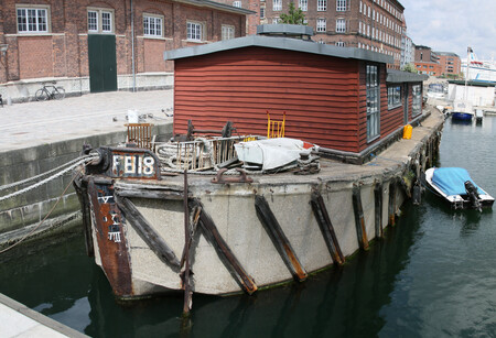 Casa flotante sobre barcaza de hormigón