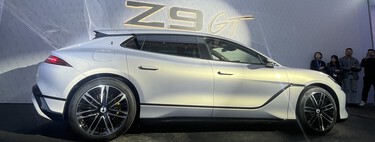 BYD ya tiene su marca de lujo en Europa: Denza barre cualquier prejuicio con un Z9GT que es un arsenal tecnológico 