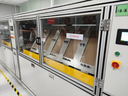 Esa caja interior gira y tiene un móvil dando bandazos en su interior | Imagen: Xataka
