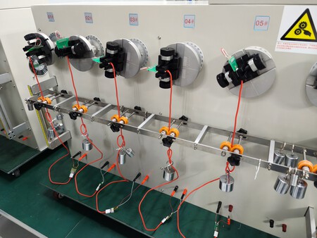 Prueba de resistencia de los cables de carga | Imagen: Xataka