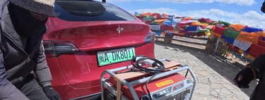 El dueño de un Tesla Model Y se propuso llegar hasta el Everest con su coche eléctrico. Y tuvo una gran idea llamada gasolina 