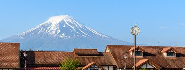 Para sorpresa de absolutamente nadie, la pantalla anti turistas de Japón ya tiene varios agujeros para fotografiar el Fuji