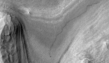 El rover Curiosity visto desde arriba por la sonda Mars Reconnaissance Orbiter