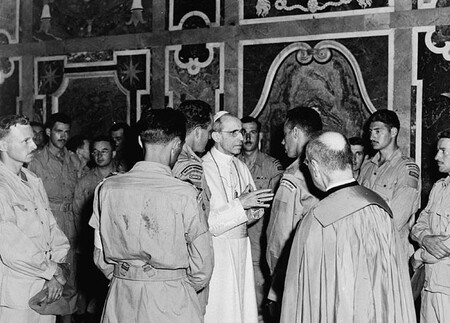 Miembros del Real Regimiento 22 en audiencia con el Papa Pío XII
