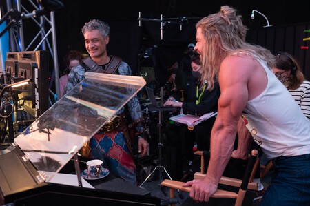 Taika Waititi y Chris Hemsworth en el rodaje de 'Thor: Love & Thunder'