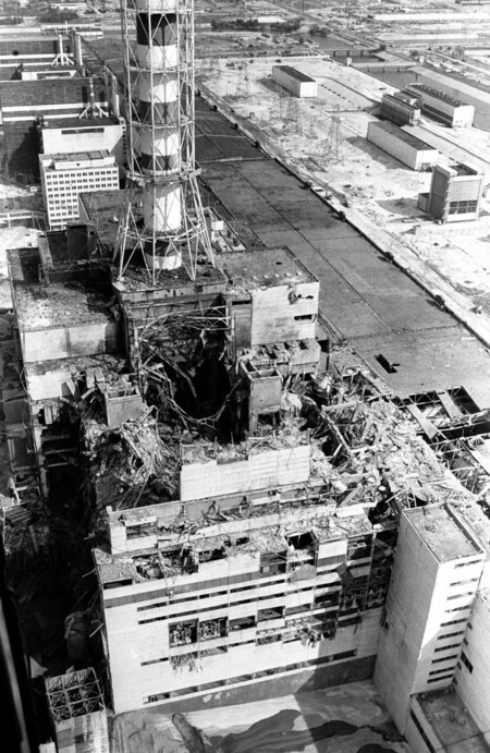 Reactor 4 de Chernóbil visto desde el aire, meses después de la explosión